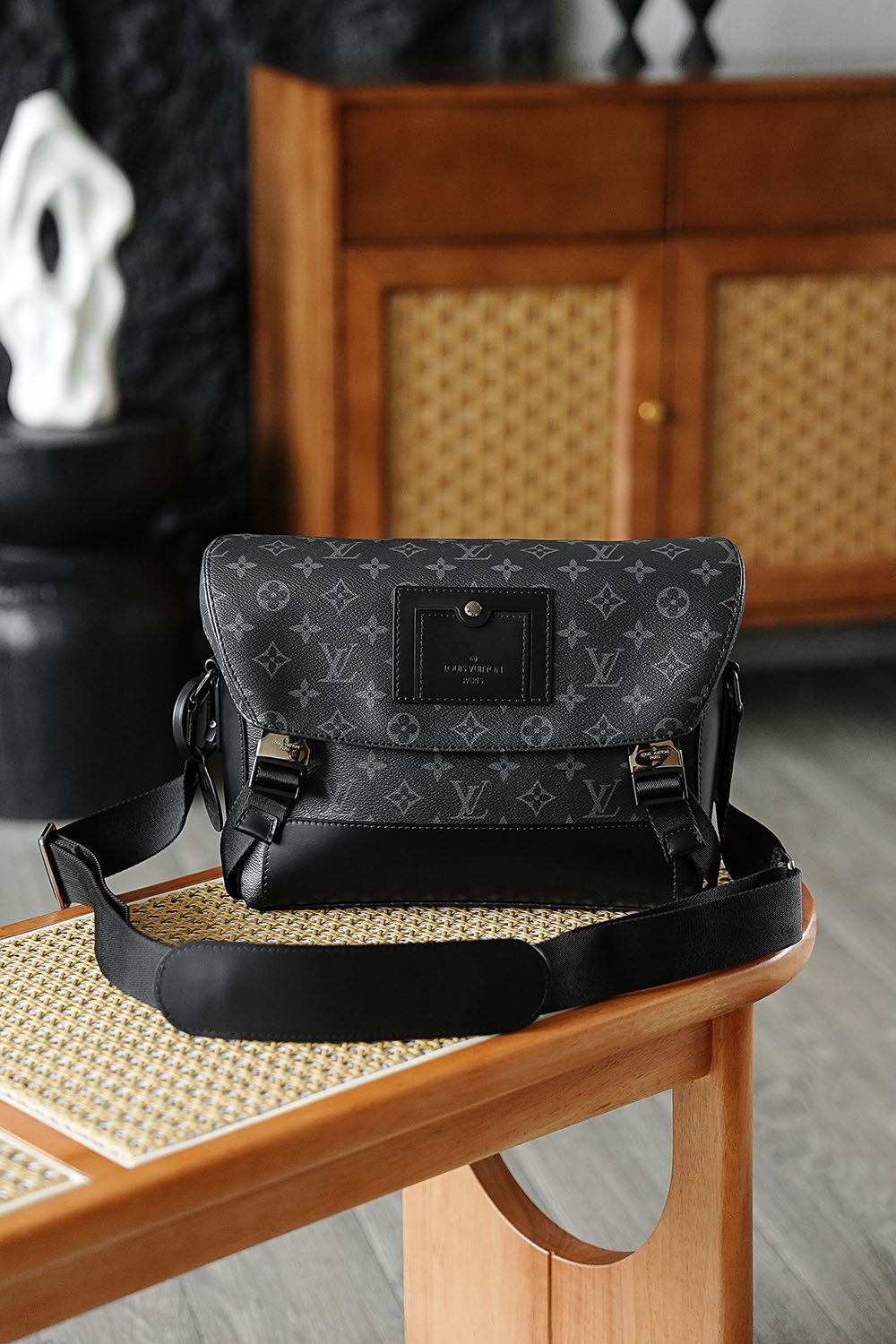 Louis Vuitton Highend Messenger PM Voyager Monogram Eclipse - 상세 이미지