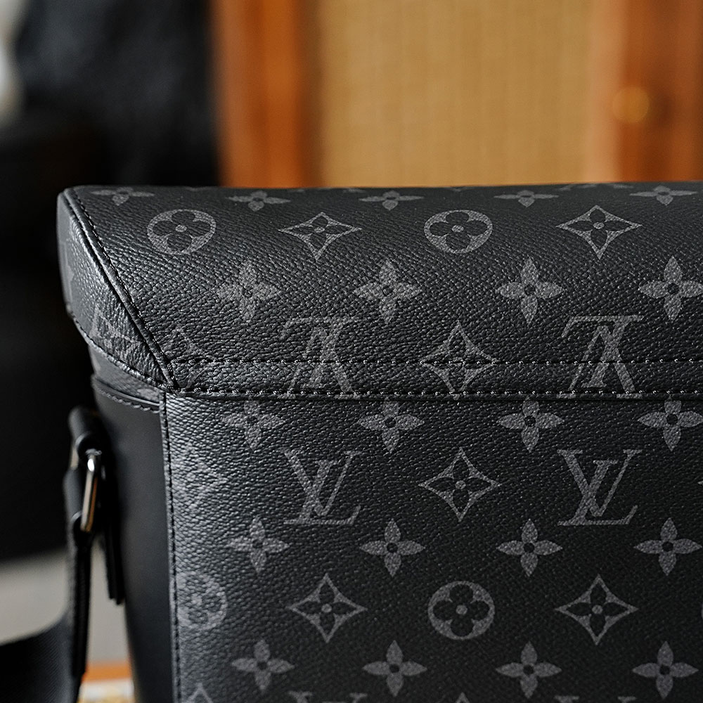 Louis Vuitton Highend Messenger PM Voyager Monogram Eclipse - 상세 이미지