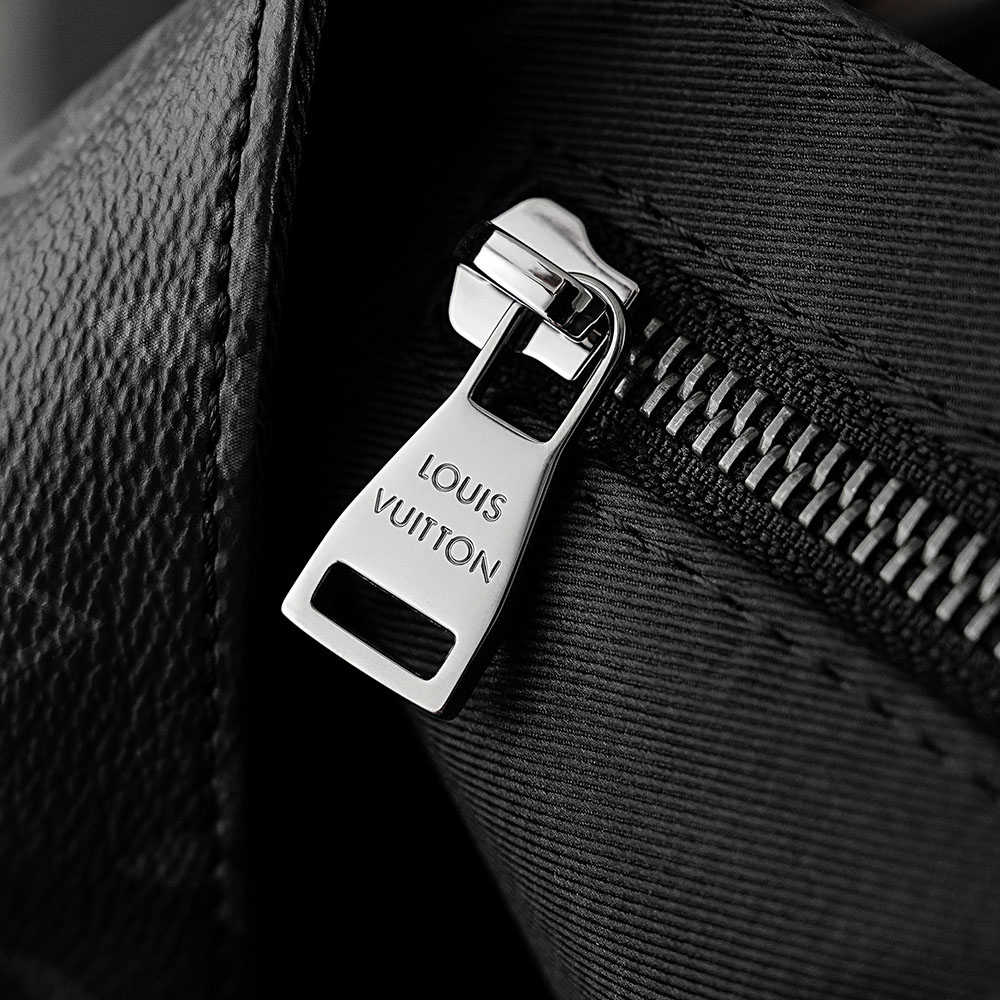 Louis Vuitton Highend Messenger PM Voyager Monogram Eclipse - 상세 이미지