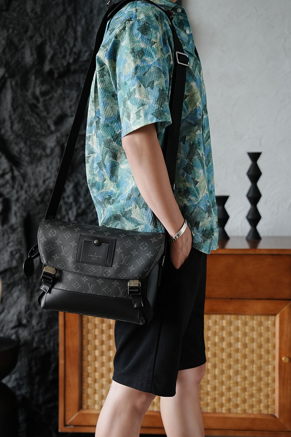 Louis Vuitton Highend Messenger PM Voyager Monogram Eclipse - 상세 이미지