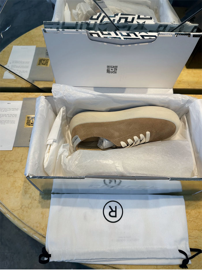 Golden Goose 골든구스 스페이스 스웨이드 시어링 스니커즈 레플리카 4번 이미지 - 신발 | 세미샵 레플리카 사이트