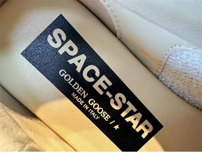 Golden Goose 골든구스 스페이스 스웨이드 시어링 스니커즈 레플리카 15번 이미지 - 신발 | 세미샵 레플리카 사이트