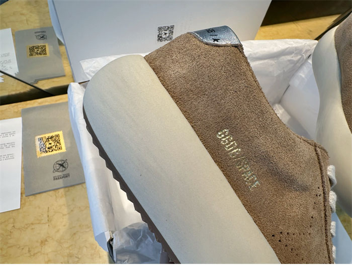 Golden Goose 골든구스 스페이스 스웨이드 시어링 스니커즈 레플리카 16번 이미지 - 신발 | 세미샵 레플리카 사이트