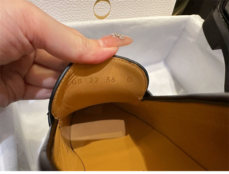 D I O R 디올 보이 브러쉬드 레더 로퍼 레플리카 15번 이미지 - 신발 | 세미샵 레플리카 사이트