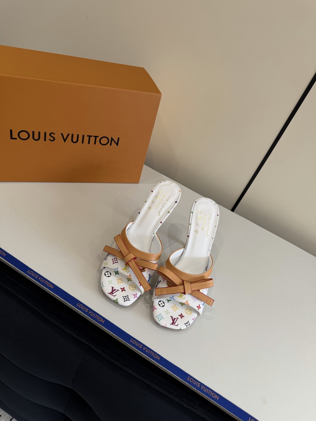 루이비통 루이비통 모노그램 멀티컬러 보우 뮬 샌들 레플리카 2번 이미지 - 신발 | 세미샵 레플리카 사이트