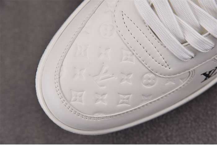 Louis Vuitton 루이비통 LV 이니셜 시그니처 리볼리 스니커즈 화이트 레플리카 9번 이미지 - 신발 | 세미샵 레플리카 사이트