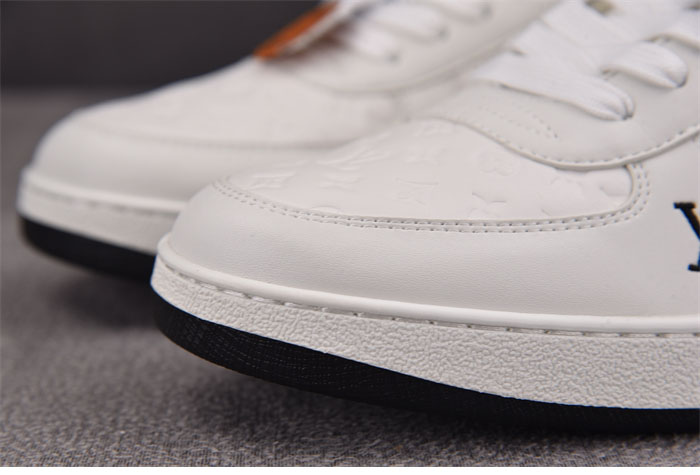 Louis Vuitton 루이비통 LV 이니셜 시그니처 리볼리 스니커즈 화이트 레플리카 12번 이미지 - 신발 | 세미샵 레플리카 사이트