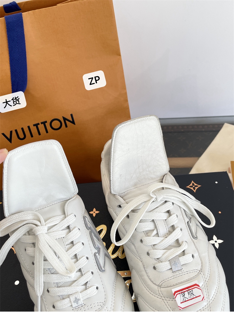 Louis Vuitton 루이비통 LV 풋프린트 사커 스니커즈 레플리카 16번 이미지 - 신발 | 세미샵 레플리카 사이트