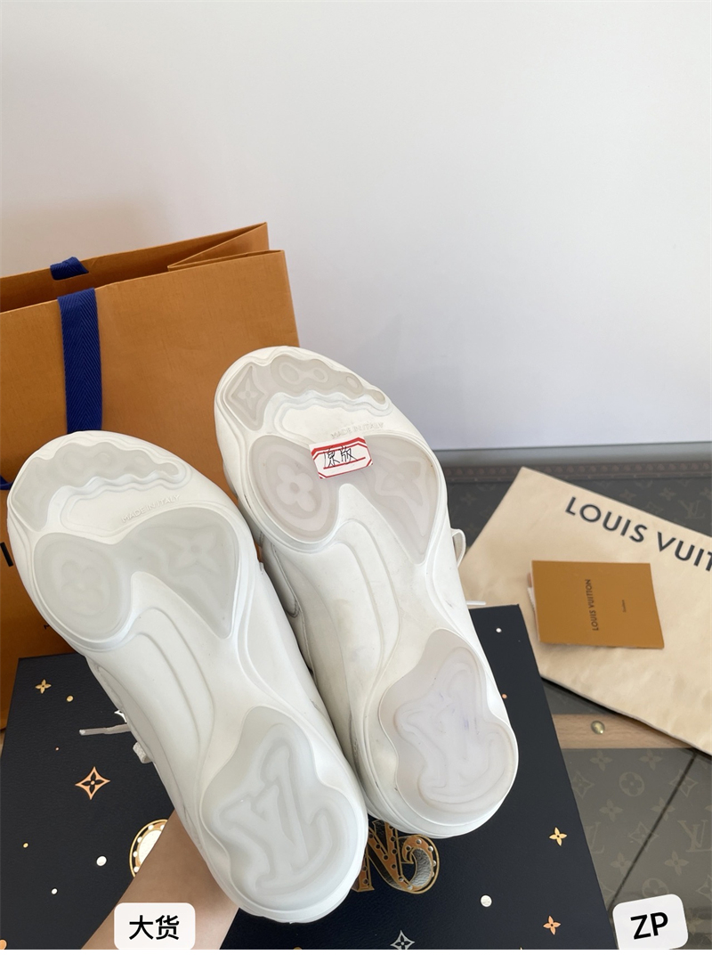 Louis Vuitton 루이비통 LV 풋프린트 사커 스니커즈 레플리카 18번 이미지 - 신발 | 세미샵 레플리카 사이트