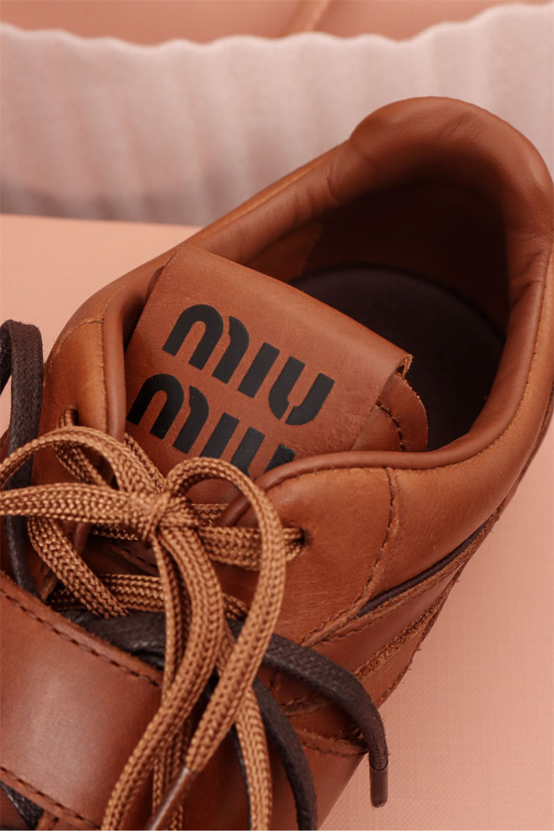 미우미우 미우미우 로고 버클 스트랩 레더 스니커즈 레플리카 16번 이미지 - 신발 | 세미샵 레플리카 사이트