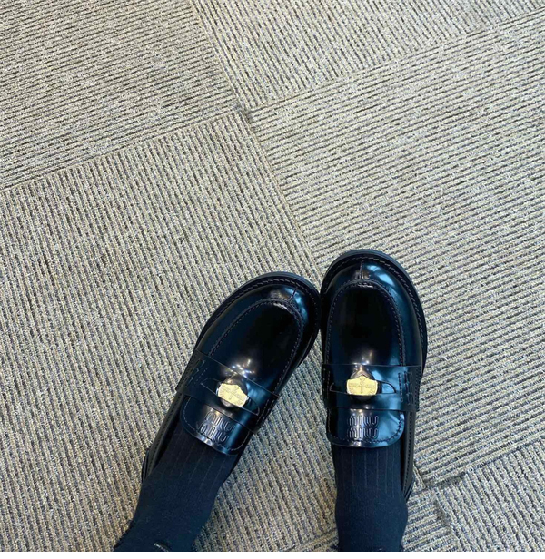 Miu Miu 미우미우 브러쉬드 가죽 페니 로퍼 레플리카 6번 이미지 - 신발 | 세미샵 레플리카 사이트