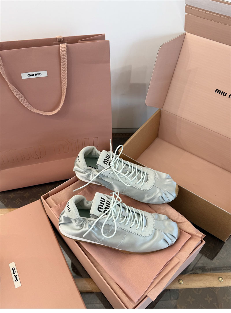 미우미우 미우미우 플룸 새틴 스니커즈 레플리카 15번 이미지 - 신발 | 세미샵 레플리카 사이트