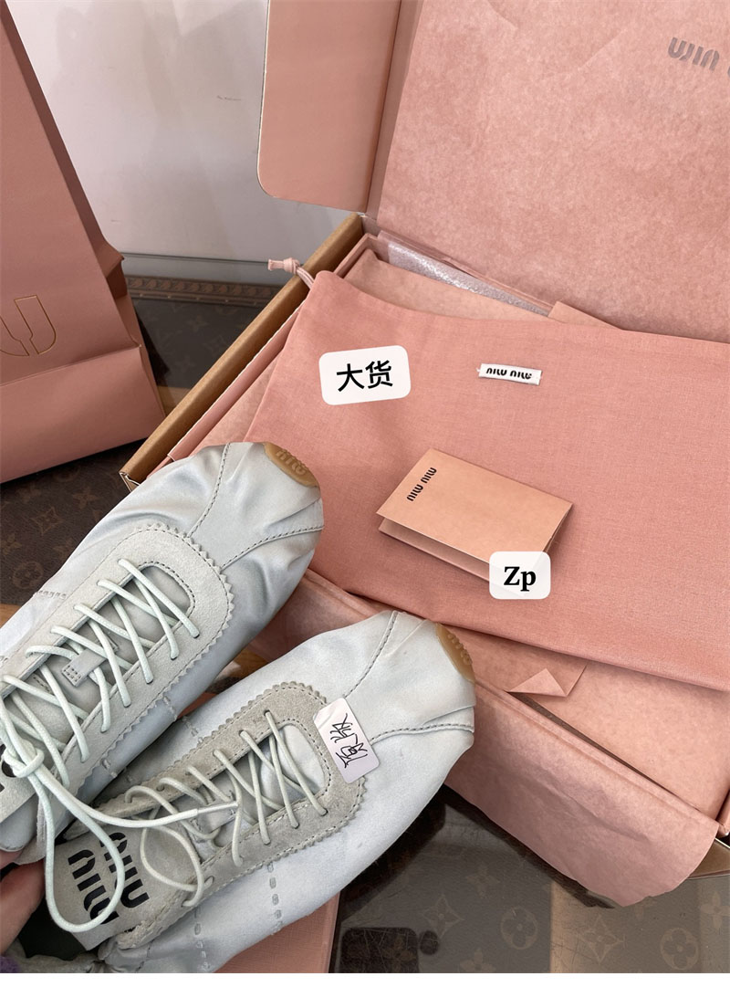 미우미우 미우미우 플룸 새틴 스니커즈 레플리카 16번 이미지 - 신발 | 세미샵 레플리카 사이트