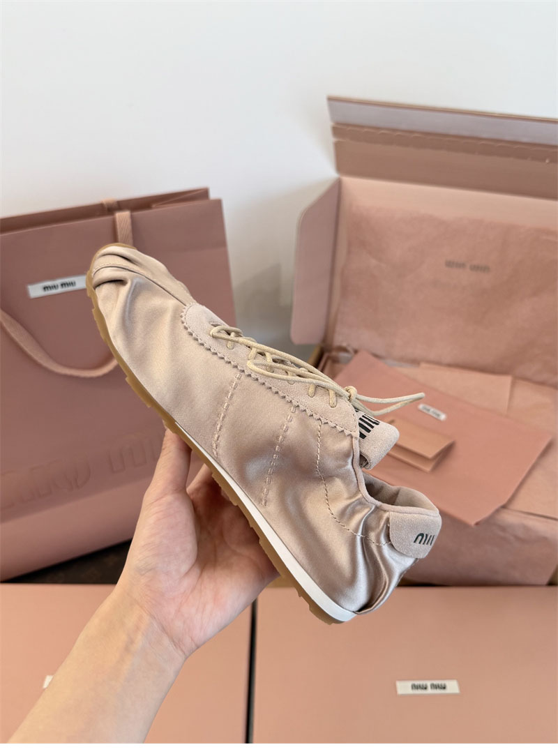 미우미우 미우미우 플룸 새틴 스니커즈 레플리카 10번 이미지 - 신발 | 세미샵 레플리카 사이트