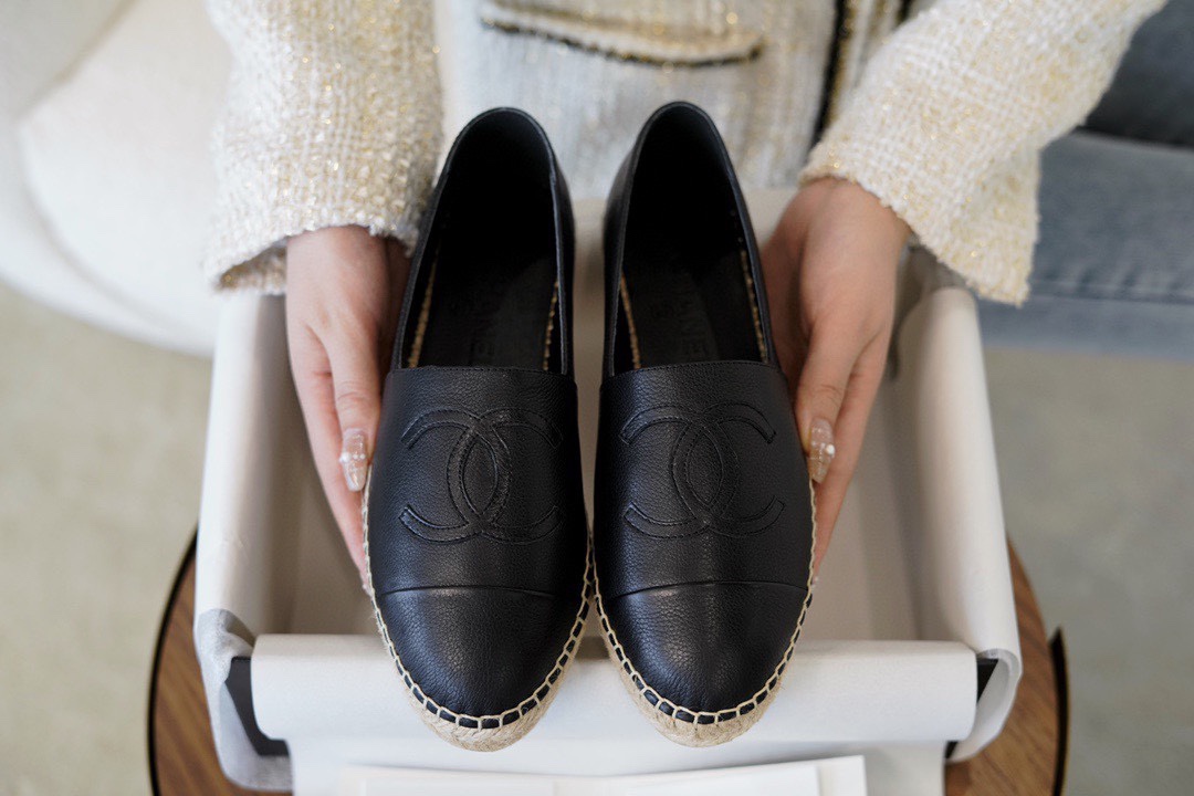 C H A N E L 샤넬 블랙 레더 에스파듀 “35SIZE – 41SIZE” 레플리카 2번 이미지 - 신발 | 세미샵 레플리카 사이트