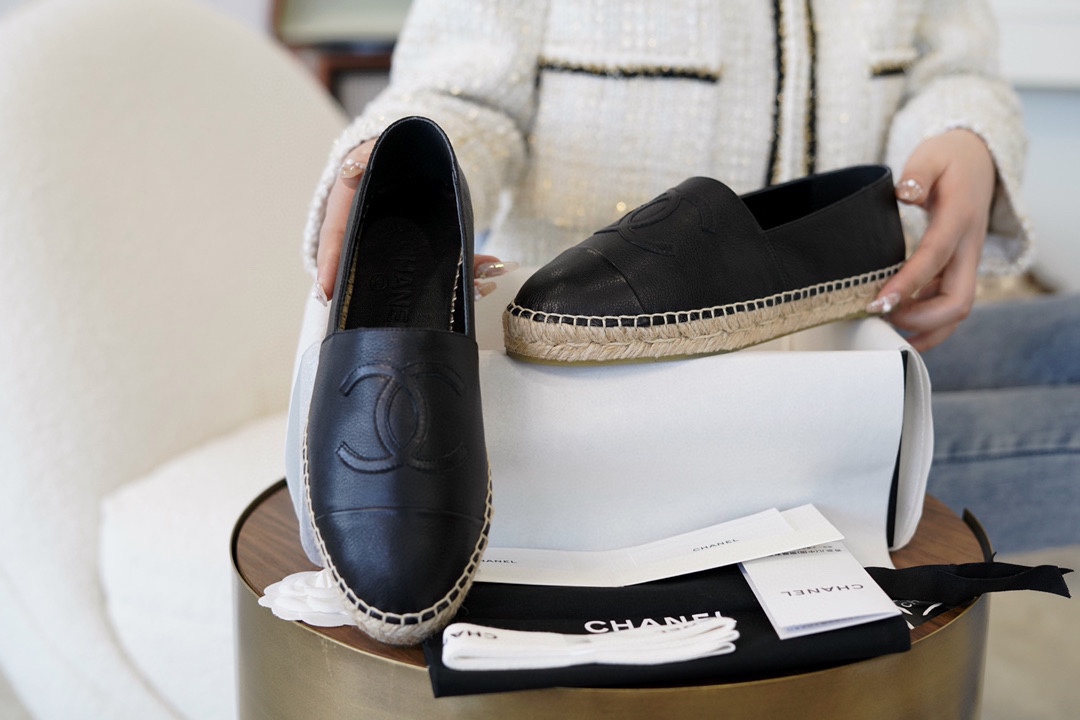 C H A N E L 샤넬 블랙 레더 에스파듀 “35SIZE – 41SIZE” 레플리카 4번 이미지 - 신발 | 세미샵 레플리카 사이트