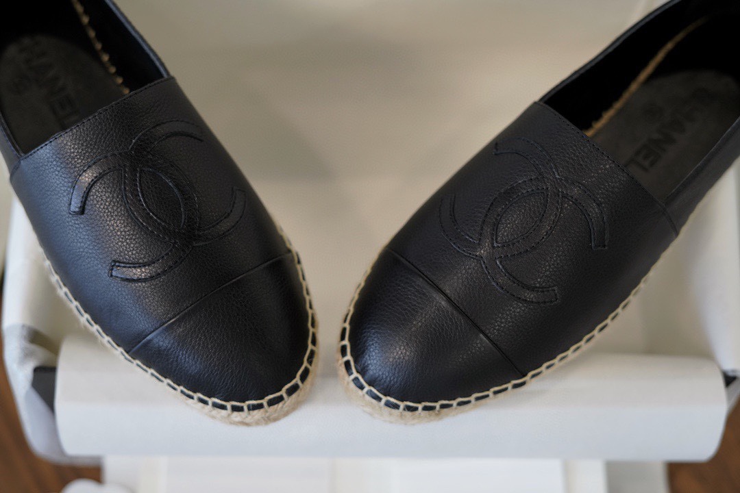 C H A N E L 샤넬 블랙 레더 에스파듀 “35SIZE – 41SIZE” 레플리카 11번 이미지 - 신발 | 세미샵 레플리카 사이트