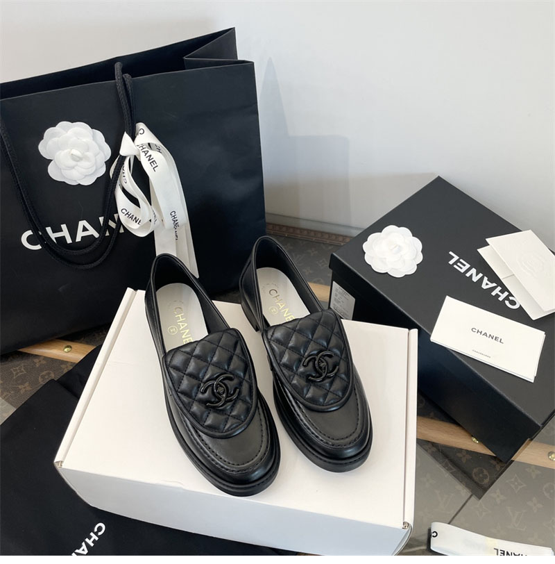 샤넬 샤넬 블랙 CC 로고 턴락 퀼팅 로퍼 레플리카 1번 이미지 - 신발 | 세미샵 레플리카 사이트