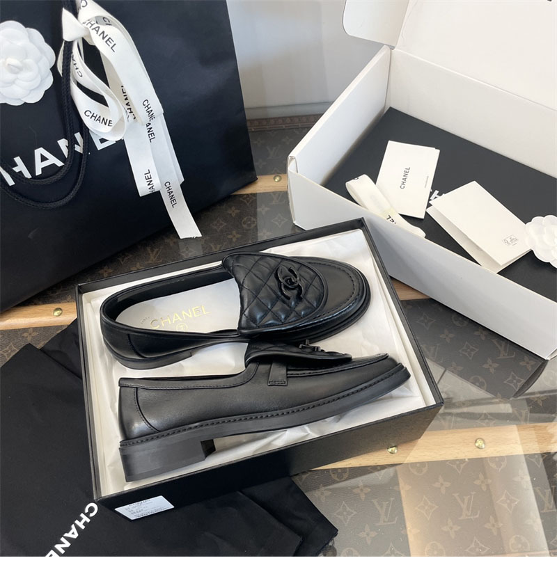 샤넬 샤넬 블랙 CC 로고 턴락 퀼팅 로퍼 레플리카 12번 이미지 - 신발 | 세미샵 레플리카 사이트