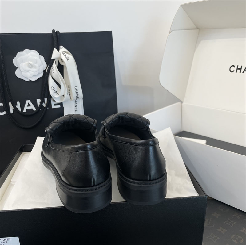 샤넬 샤넬 블랙 CC 로고 턴락 퀼팅 로퍼 레플리카 4번 이미지 - 신발 | 세미샵 레플리카 사이트