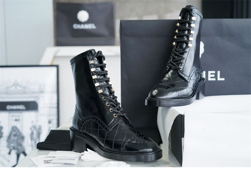 샤넬 샤넬 23B 로고 레이스업 부츠 레플리카 18번 이미지 - 신발 | 세미샵 레플리카 사이트