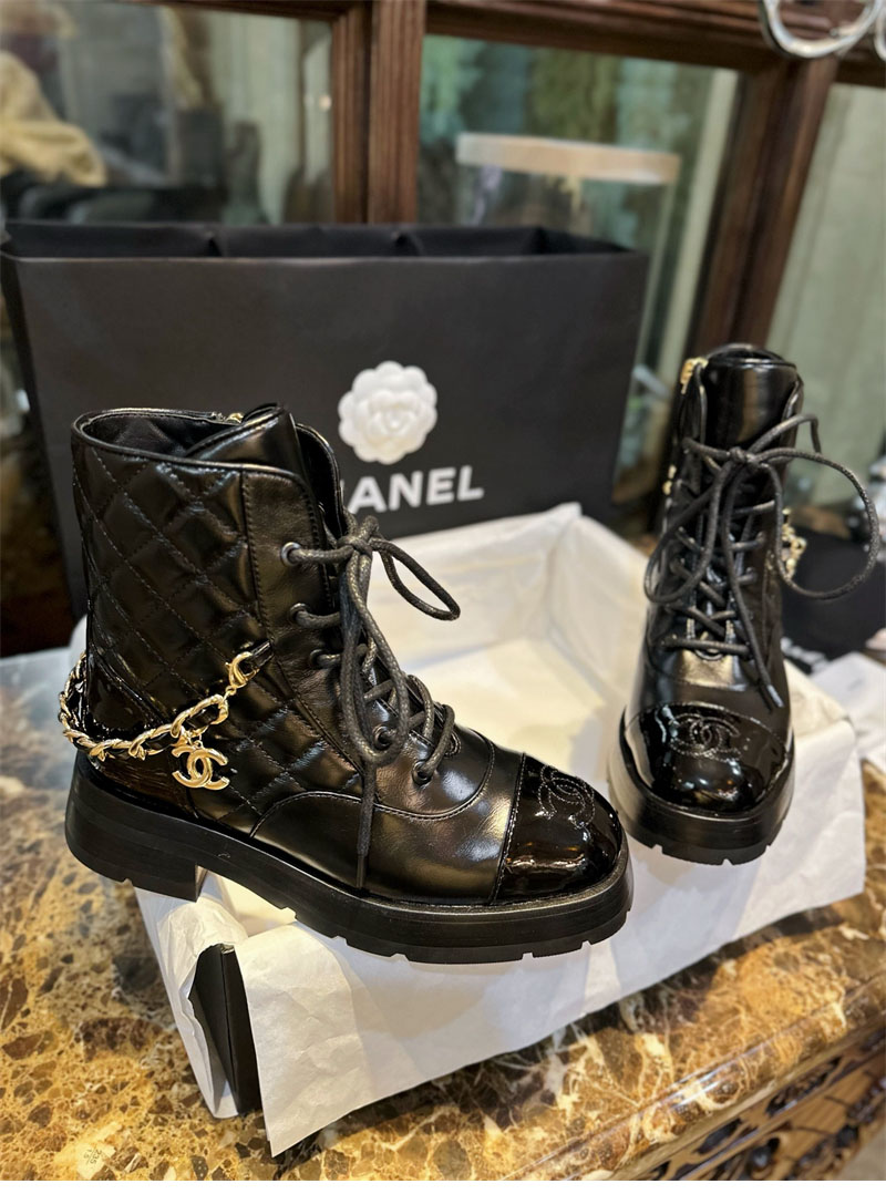샤넬 샤넬 23b 체인 로고 퀼팅 레이스업 미들 부츠 레플리카 3번 이미지 - 신발 | 세미샵 레플리카 사이트