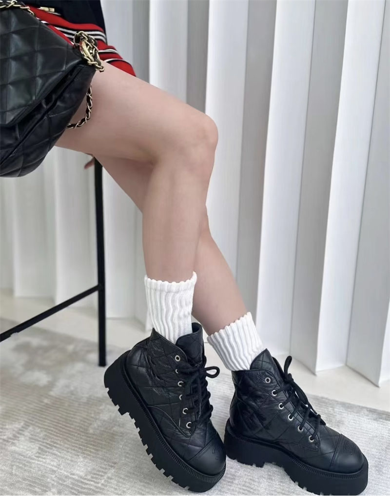 샤넬 샤넬 24A 퀼팅 레더 플랫폼 컴뱃 앵클 부츠 레플리카 5번 이미지 - 신발 | 세미샵 레플리카 사이트