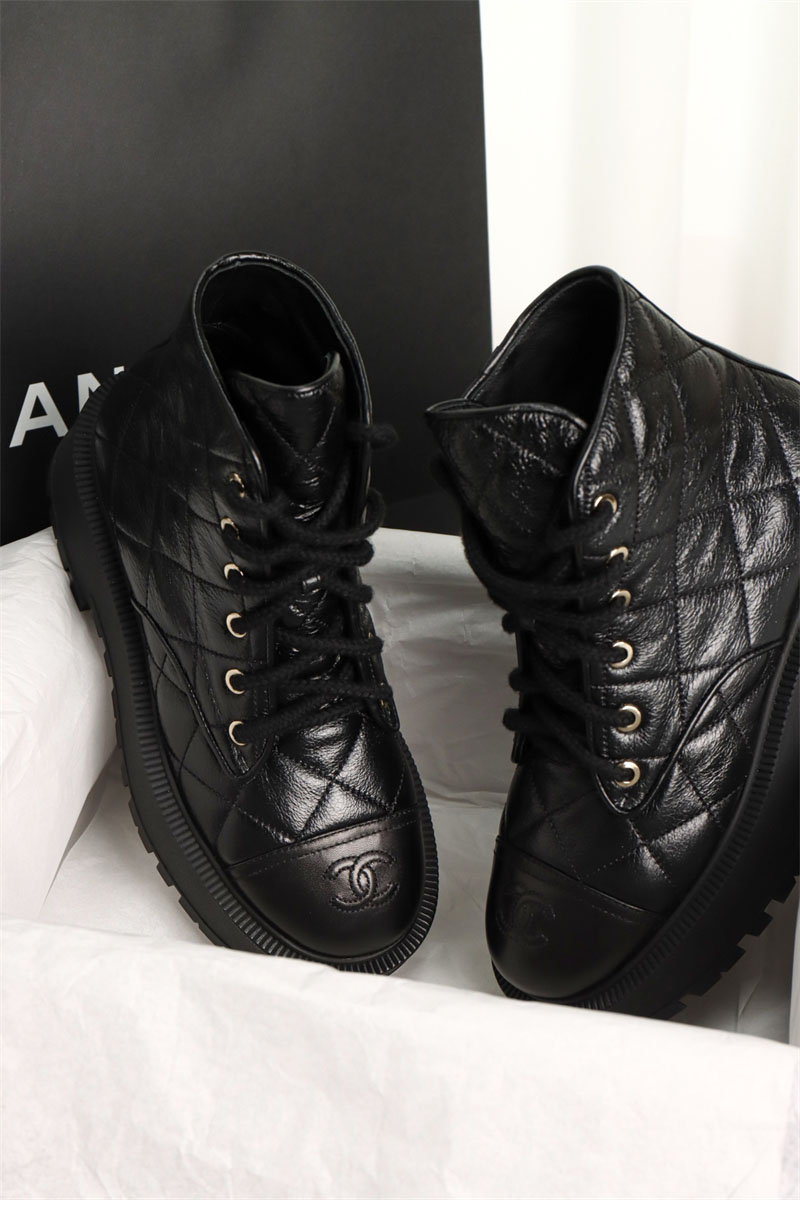 샤넬 샤넬 24A 퀼팅 레더 플랫폼 컴뱃 앵클 부츠 레플리카 2번 이미지 - 신발 | 세미샵 레플리카 사이트