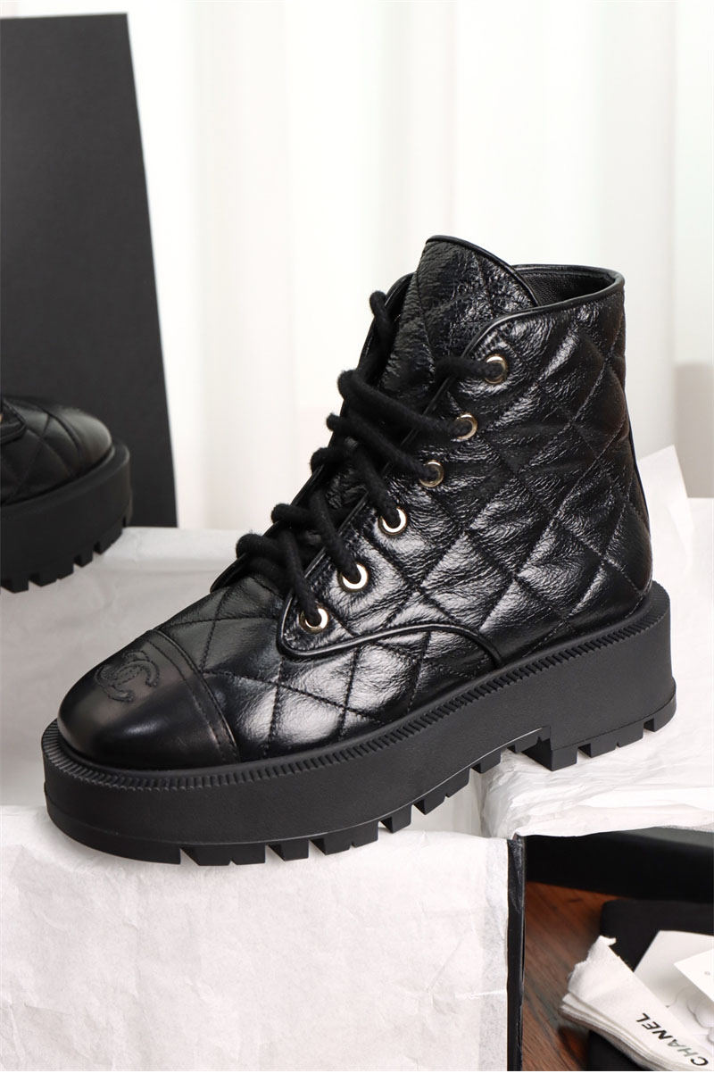 샤넬 샤넬 24A 퀼팅 레더 플랫폼 컴뱃 앵클 부츠 레플리카 3번 이미지 - 신발 | 세미샵 레플리카 사이트