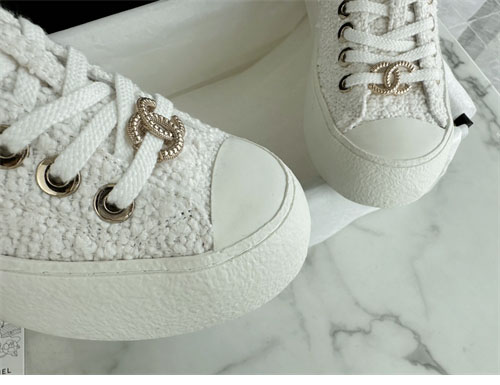 샤넬 샤넬 24P 트위드 골드 브로치 스니커즈 레플리카 5번 이미지 - 신발 | 세미샵 레플리카 사이트