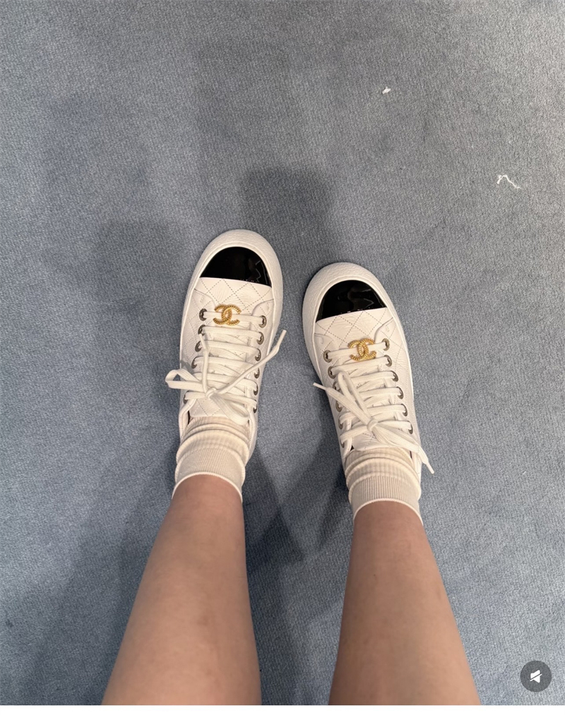 샤넬 샤넬 25A 빅터 쿼즈 화이트 스니커즈 레플리카 13번 이미지 - 신발 | 세미샵 레플리카 사이트