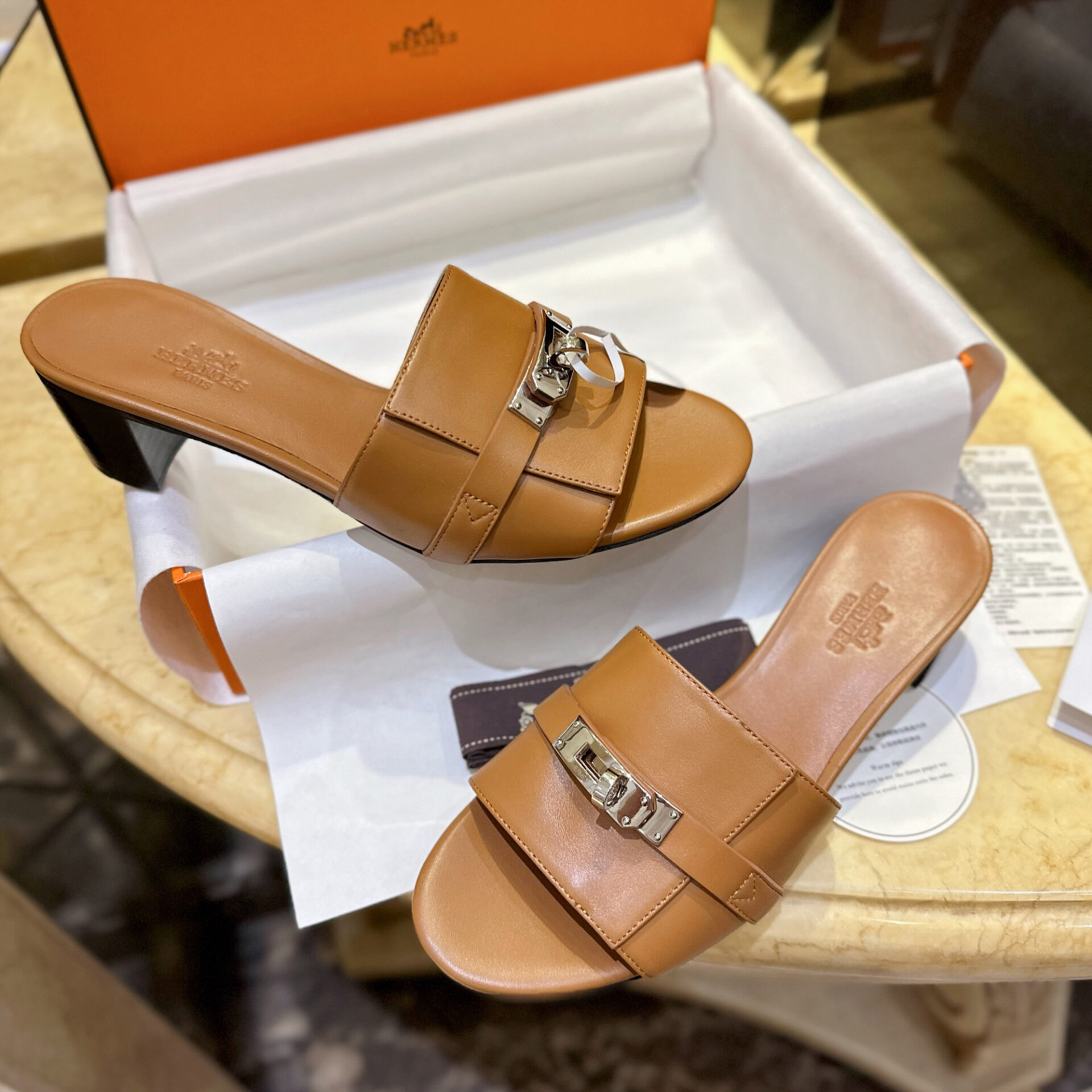 Hermes 에르메스 우먼 브라운 GIGI 켈리 뮬 샌들 “35SIZE – 41SIZE” 레플리카 1번 이미지 - 신발 | 세미샵 레플리카 사이트