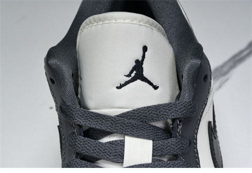 나이키 에어조던1 로우 다크그레이 DC0774-102 - 상세 이미지