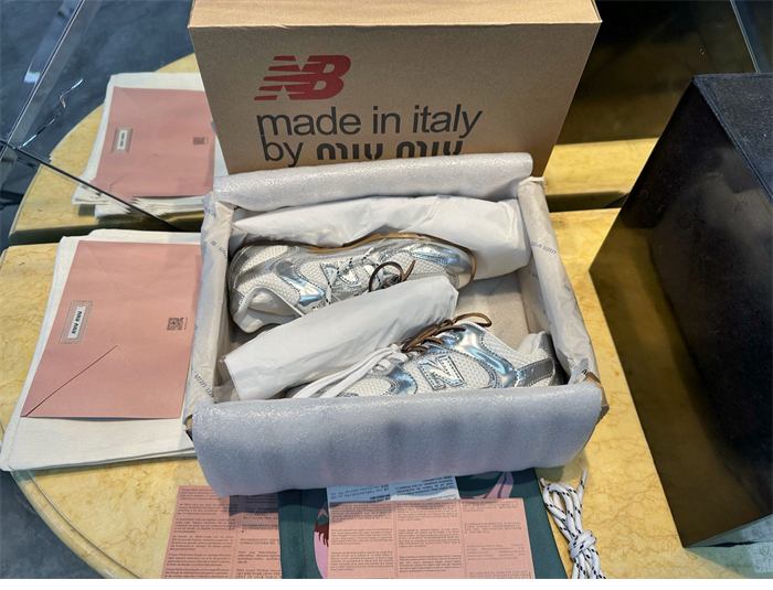 New Balance 뉴발란스 x 미우미우 530 SL 메탈릭 가죽 메쉬 스니커즈 레플리카 2번 이미지 - 신발 | 세미샵 레플리카 사이트