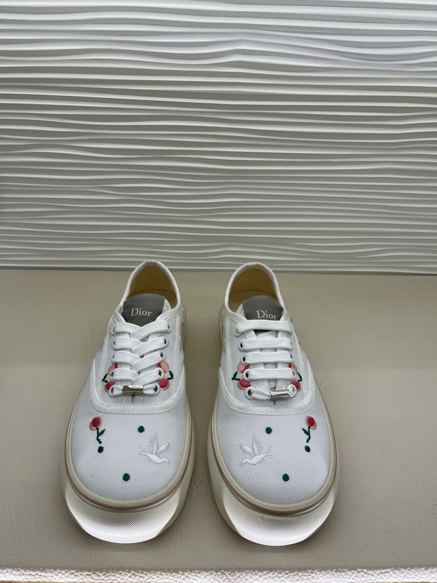 디올 솔트윈드 뮬 스니커즈 63번 이미지