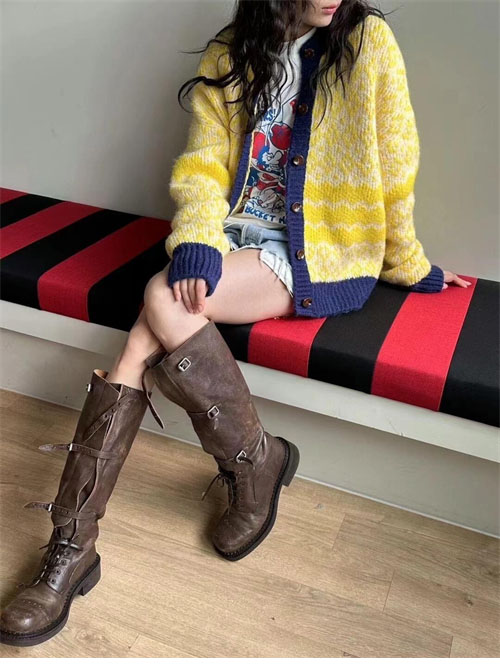 미우미우 24FW 프린트 로고 슈레이스 가죽 부츠 - 상세 이미지