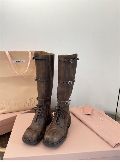 미우미우 24FW 프린트 로고 슈레이스 가죽 부츠 - 상세 이미지