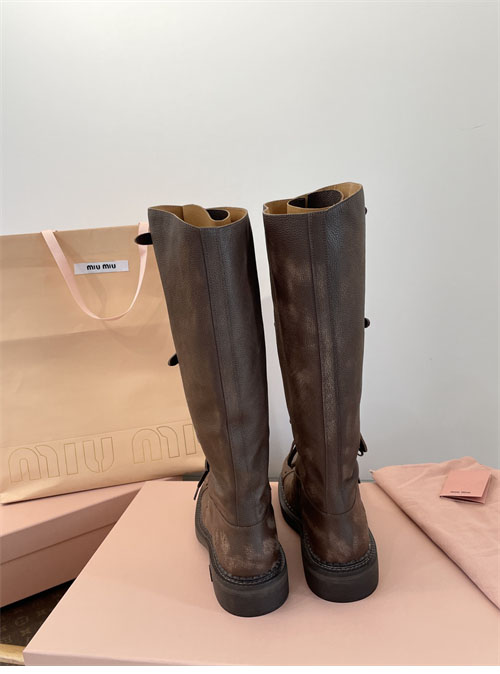미우미우 24FW 프린트 로고 슈레이스 가죽 부츠 - 상세 이미지