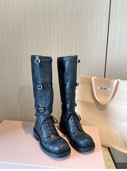 미우미우 24FW 프린트 로고 슈레이스 가죽 부츠 - 상세 이미지