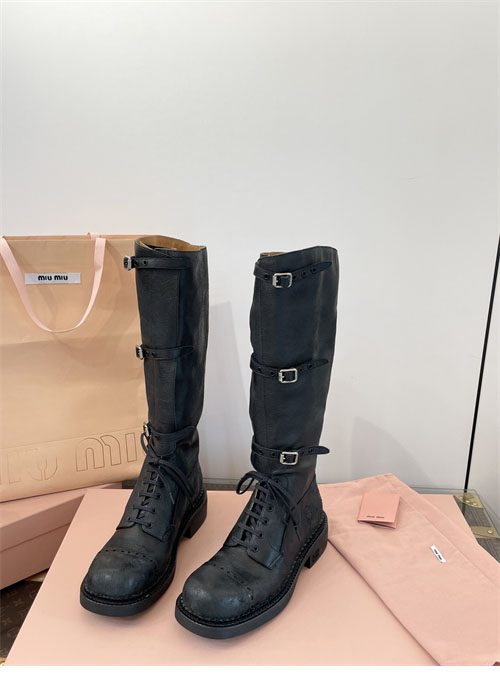 미우미우 24FW 프린트 로고 슈레이스 가죽 부츠 - 상세 이미지