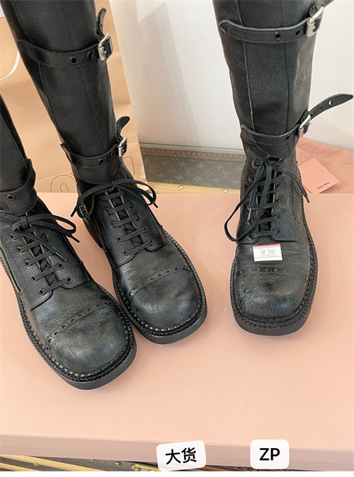 미우미우 24FW 프린트 로고 슈레이스 가죽 부츠 - 상세 이미지