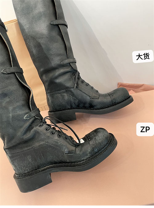 미우미우 24FW 프린트 로고 슈레이스 가죽 부츠 - 상세 이미지