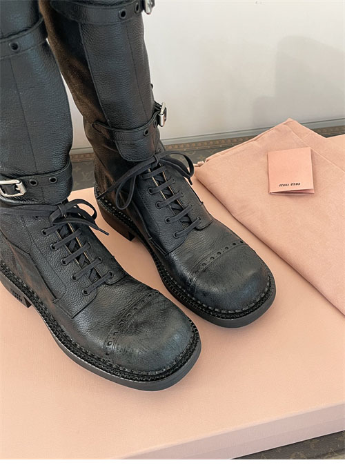 미우미우 24FW 프린트 로고 슈레이스 가죽 부츠 - 상세 이미지