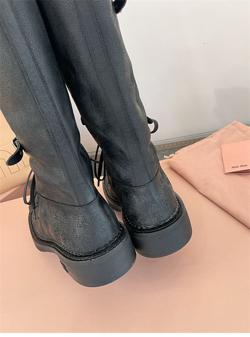 미우미우 24FW 프린트 로고 슈레이스 가죽 부츠 - 상세 이미지