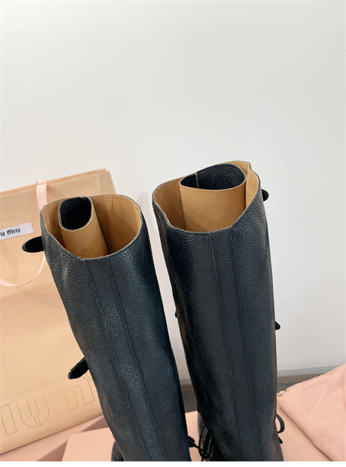 미우미우 24FW 프린트 로고 슈레이스 가죽 부츠 - 상세 이미지