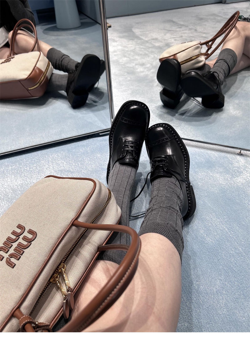 미우미우 25FW 옥스포드 스트랩 더비 로퍼 - 상세 이미지