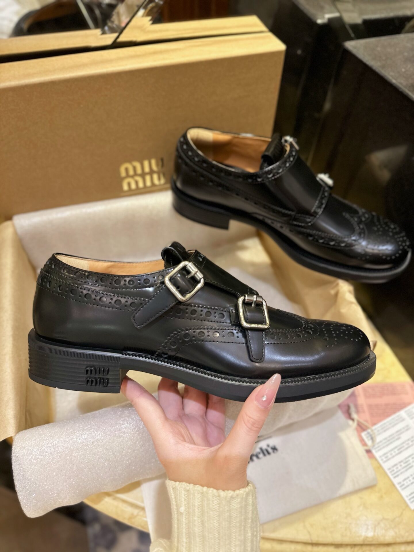 미우미우 X 처치스 블랙 브러쉬드 가죽 더블 몽크 브로그 슈즈 “35SIZE – 40SIZE” - 상세 이미지
