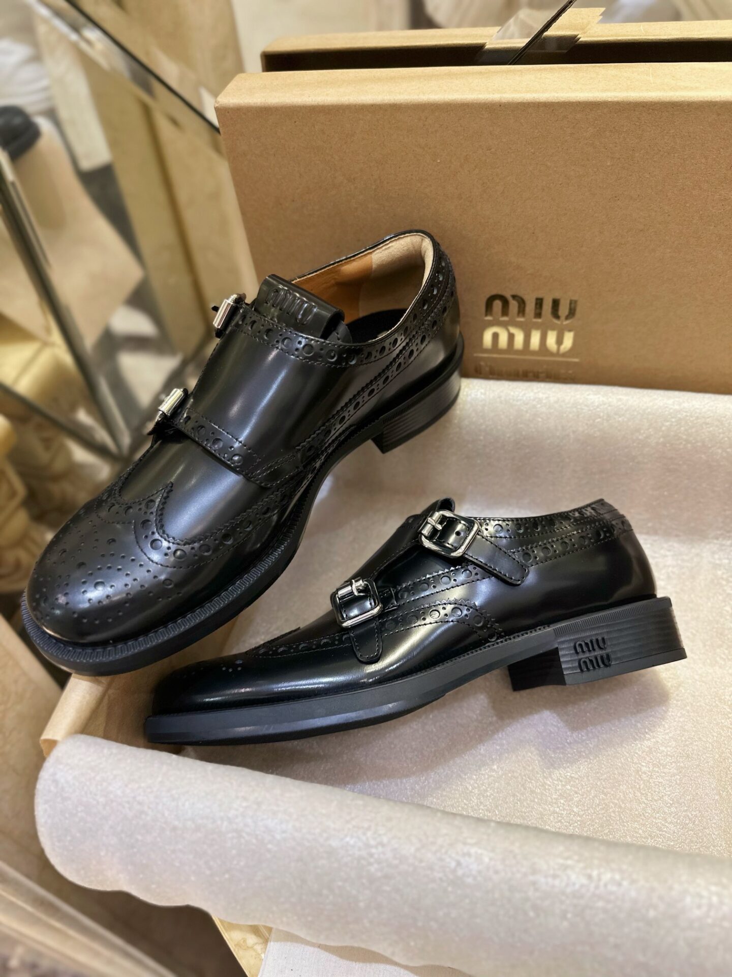 미우미우 X 처치스 블랙 브러쉬드 가죽 더블 몽크 브로그 슈즈 “35SIZE – 40SIZE” - 상세 이미지
