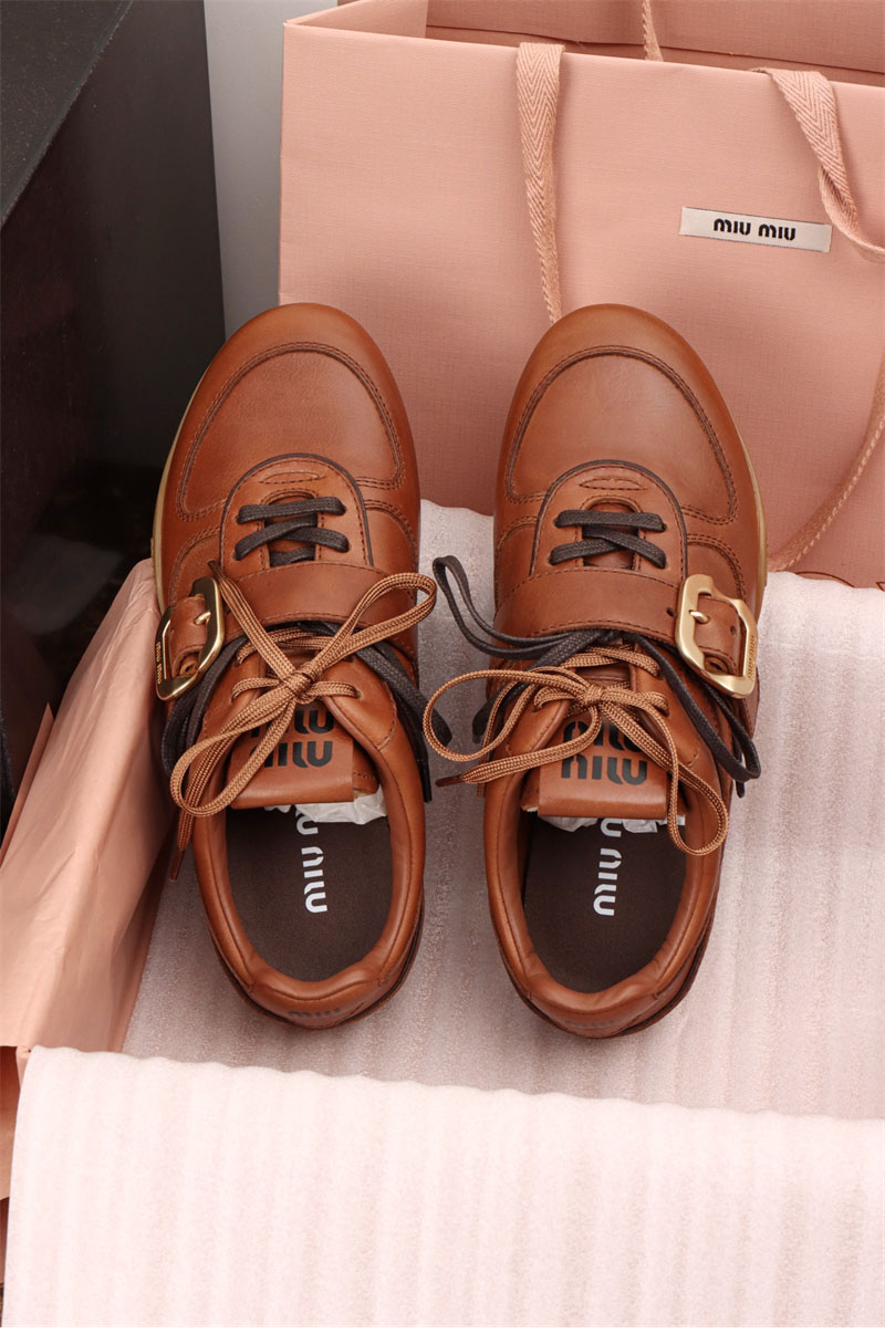 미우미우 미우미우 로고 버클 스트랩 레더 스니커즈 레플리카 3번 이미지 - 신발 | 세미샵 레플리카 사이트