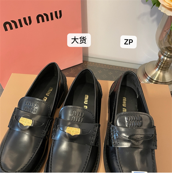 미우미우 브러쉬드 가죽 페니 로퍼 - 상세 이미지